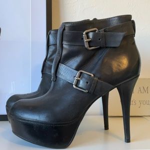 Pour laVictoire Black leather platform booties